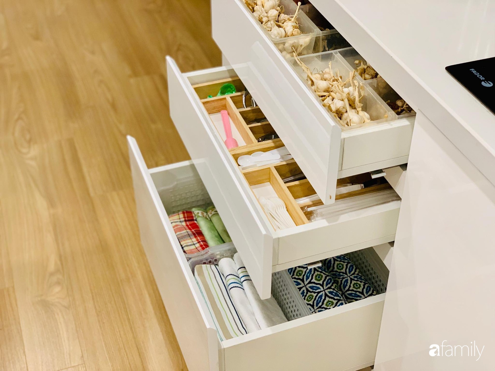 Bếp nhỏ nhưng rộng thênh thang nhờ bí quyết cất giấu đồ đạc khéo léo trong từng ngăn tủ của mẹ đảm Hà Nội - Ảnh 31. Bếp nhỏ nhưng rộng thênh thang nhờ bí quyết cất giấu đồ đạc khéo léo trong từng ngăn tủ của mẹ đảm Hà Nội - Ảnh 31.