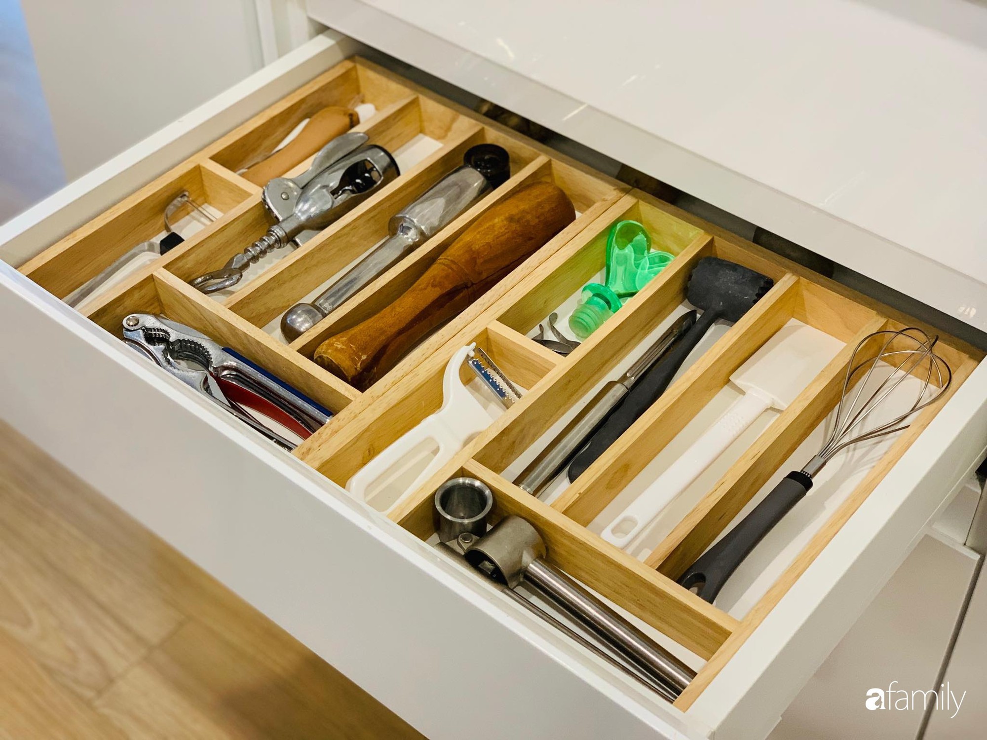 Bếp nhỏ nhưng rộng thênh thang nhờ bí quyết cất giấu đồ đạc khéo léo trong từng ngăn tủ của mẹ đảm Hà Nội - Ảnh 32. Bếp nhỏ nhưng rộng thênh thang nhờ bí quyết cất giấu đồ đạc khéo léo trong từng ngăn tủ của mẹ đảm Hà Nội - Ảnh 32.