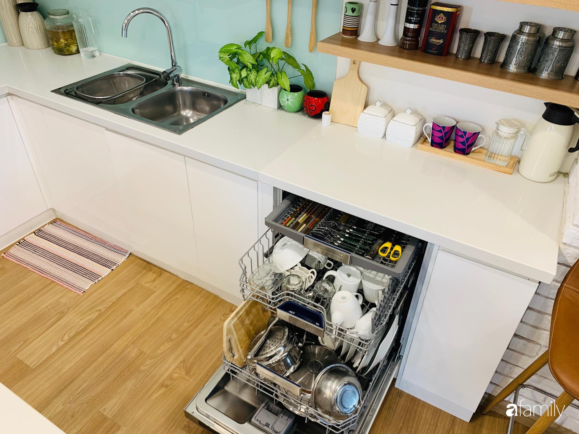 Bếp nhỏ nhưng rộng thênh thang nhờ bí quyết cất giấu đồ đạc khéo léo trong từng ngăn tủ của mẹ đảm Hà Nội - Ảnh 33. Bếp nhỏ nhưng rộng thênh thang nhờ bí quyết cất giấu đồ đạc khéo léo trong từng ngăn tủ của mẹ đảm Hà Nội - Ảnh 33.