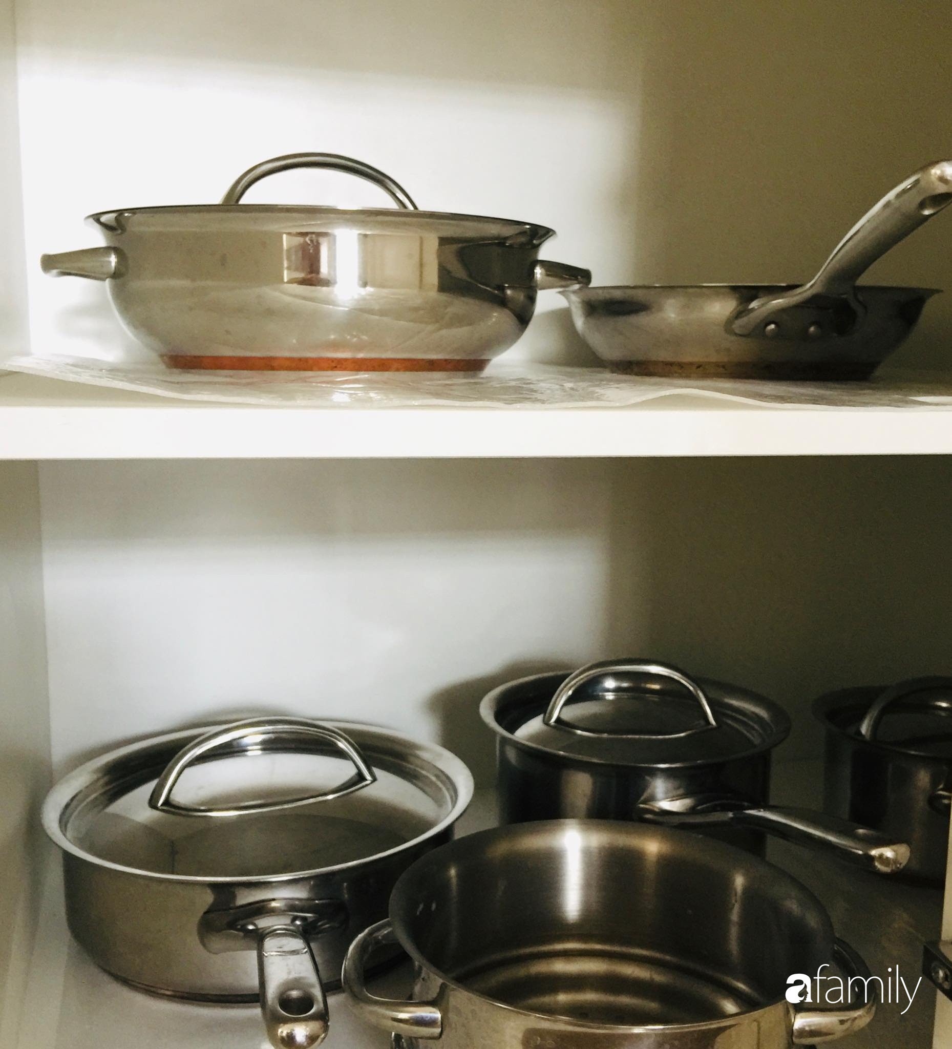 Bếp nhỏ nhưng rộng thênh thang nhờ bí quyết cất giấu đồ đạc khéo léo trong từng ngăn tủ của mẹ đảm Hà Nội - Ảnh 37. Bếp nhỏ nhưng rộng thênh thang nhờ bí quyết cất giấu đồ đạc khéo léo trong từng ngăn tủ của mẹ đảm Hà Nội - Ảnh 37.