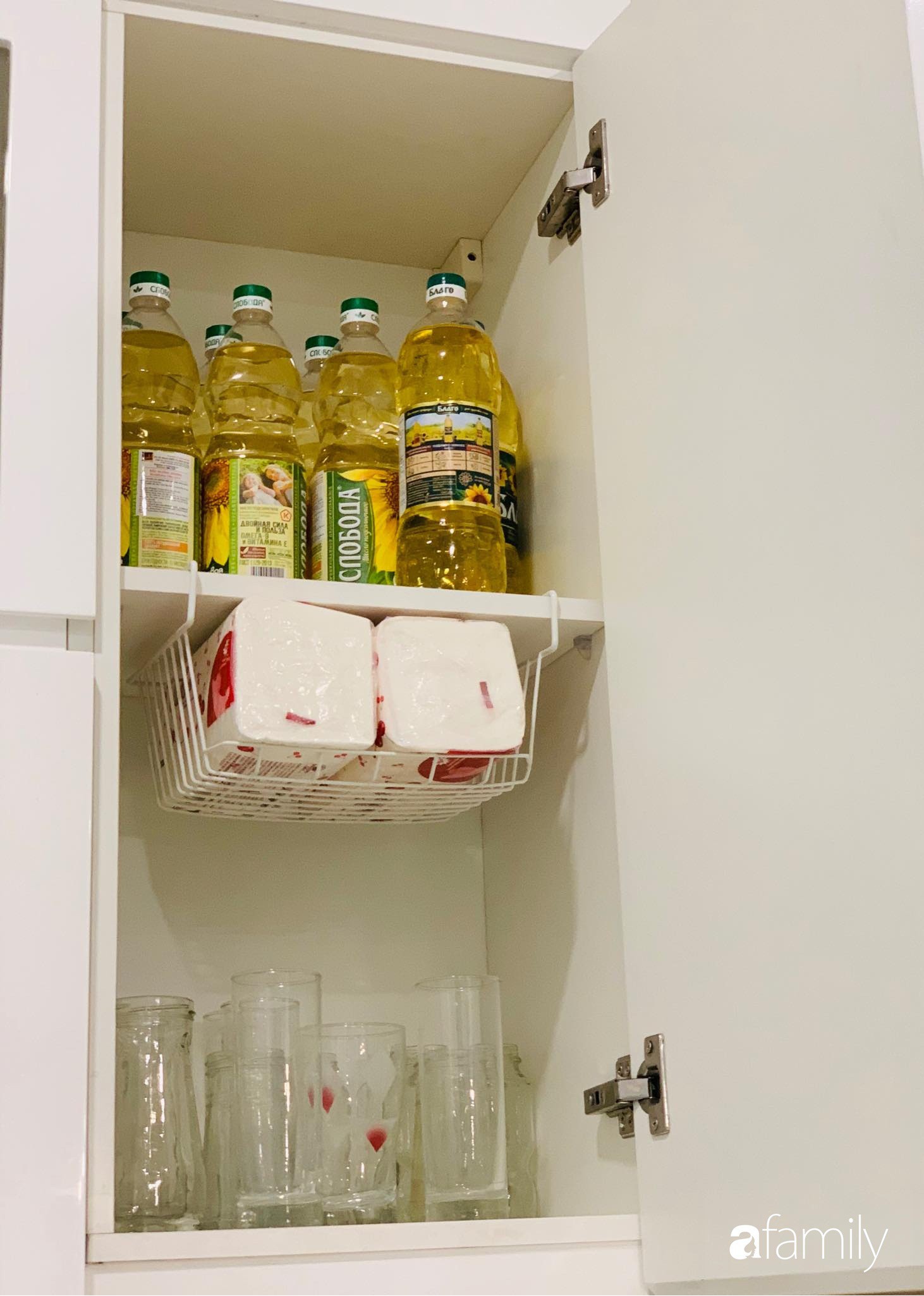 Bếp nhỏ nhưng rộng thênh thang nhờ bí quyết cất giấu đồ đạc khéo léo trong từng ngăn tủ của mẹ đảm Hà Nội - Ảnh 38. Bếp nhỏ nhưng rộng thênh thang nhờ bí quyết cất giấu đồ đạc khéo léo trong từng ngăn tủ của mẹ đảm Hà Nội - Ảnh 38.