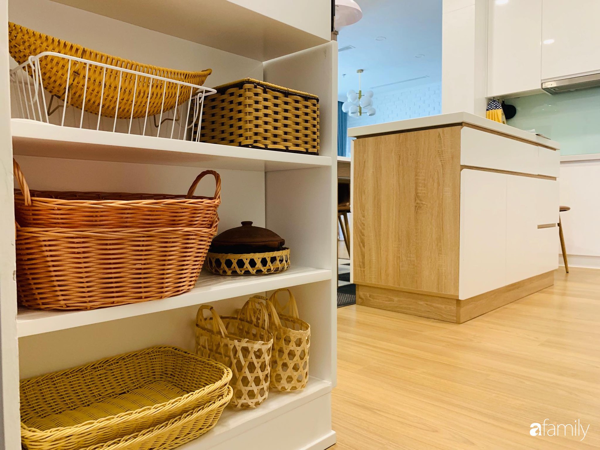 Bếp nhỏ nhưng rộng thênh thang nhờ bí quyết cất giấu đồ đạc khéo léo trong từng ngăn tủ của mẹ đảm Hà Nội - Ảnh 39. Bếp nhỏ nhưng rộng thênh thang nhờ bí quyết cất giấu đồ đạc khéo léo trong từng ngăn tủ của mẹ đảm Hà Nội - Ảnh 39.