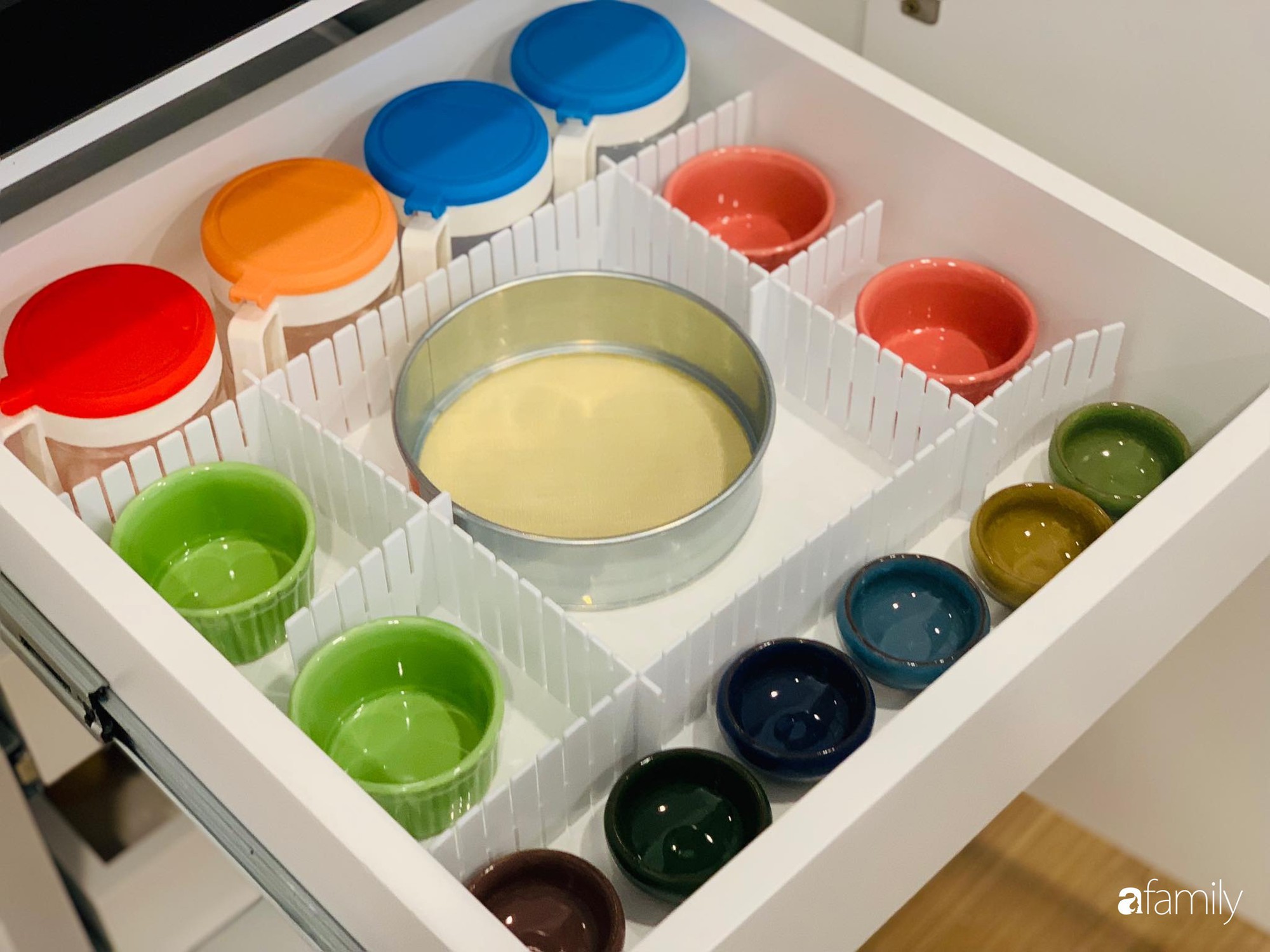 Bếp nhỏ nhưng rộng thênh thang nhờ bí quyết cất giấu đồ đạc khéo léo trong từng ngăn tủ của mẹ đảm Hà Nội - Ảnh 40. Bếp nhỏ nhưng rộng thênh thang nhờ bí quyết cất giấu đồ đạc khéo léo trong từng ngăn tủ của mẹ đảm Hà Nội - Ảnh 40.