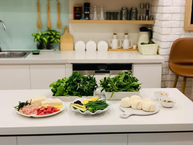 Bếp nhỏ nhưng rộng thênh thang nhờ bí quyết cất giấu đồ đạc khéo léo trong từng ngăn tủ của mẹ đảm Hà Nội - Ảnh 5. Bếp nhỏ nhưng rộng thênh thang nhờ bí quyết cất giấu đồ đạc khéo léo trong từng ngăn tủ của mẹ đảm Hà Nội - Ảnh 5.