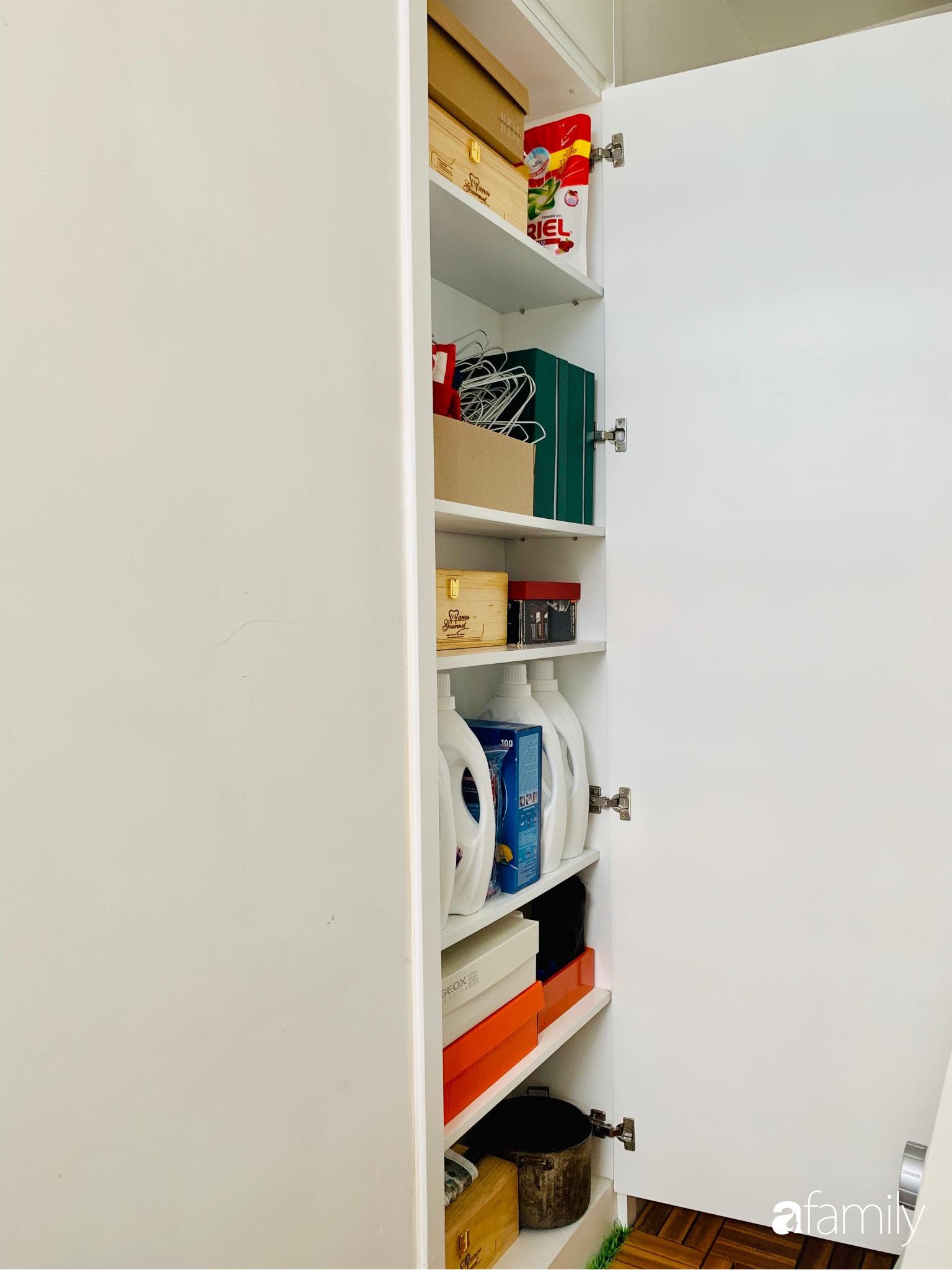 Bếp nhỏ nhưng rộng thênh thang nhờ bí quyết cất giấu đồ đạc khéo léo trong từng ngăn tủ của mẹ đảm Hà Nội - Ảnh 42. Bếp nhỏ nhưng rộng thênh thang nhờ bí quyết cất giấu đồ đạc khéo léo trong từng ngăn tủ của mẹ đảm Hà Nội - Ảnh 42.