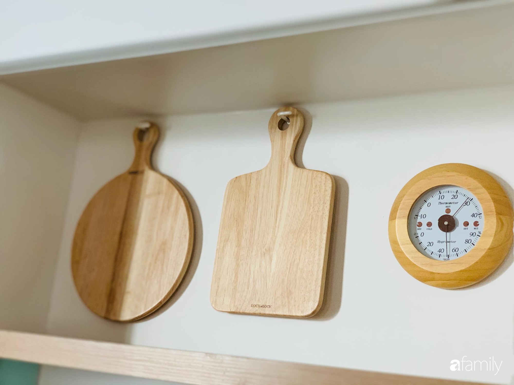 Bếp nhỏ nhưng rộng thênh thang nhờ bí quyết cất giấu đồ đạc khéo léo trong từng ngăn tủ của mẹ đảm Hà Nội - Ảnh 43. Bếp nhỏ nhưng rộng thênh thang nhờ bí quyết cất giấu đồ đạc khéo léo trong từng ngăn tủ của mẹ đảm Hà Nội - Ảnh 43.