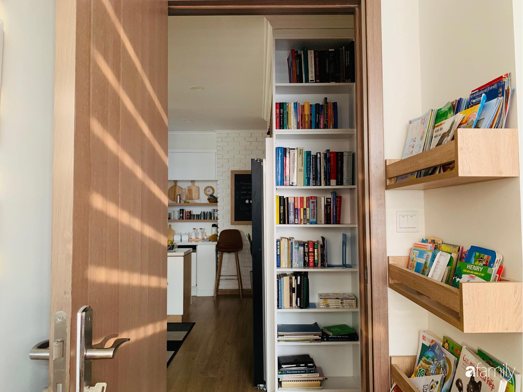 Bếp nhỏ nhưng rộng thênh thang nhờ bí quyết cất giấu đồ đạc khéo léo trong từng ngăn tủ của mẹ đảm Hà Nội - Ảnh 44. Bếp nhỏ nhưng rộng thênh thang nhờ bí quyết cất giấu đồ đạc khéo léo trong từng ngăn tủ của mẹ đảm Hà Nội - Ảnh 44.