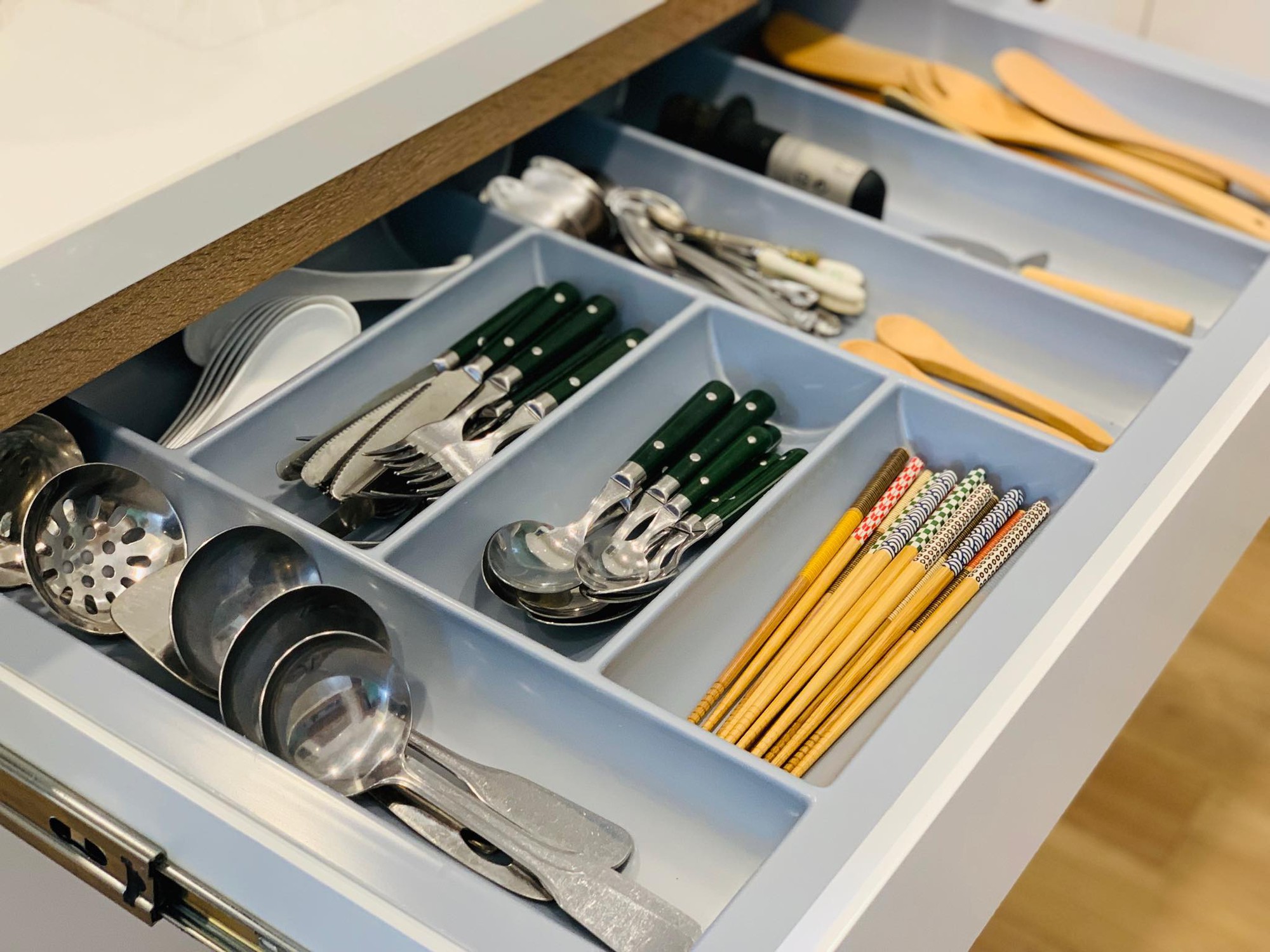 Bếp nhỏ nhưng rộng thênh thang nhờ bí quyết cất giấu đồ đạc khéo léo trong từng ngăn tủ của mẹ đảm Hà Nội - Ảnh 10. Bếp nhỏ nhưng rộng thênh thang nhờ bí quyết cất giấu đồ đạc khéo léo trong từng ngăn tủ của mẹ đảm Hà Nội - Ảnh 10.