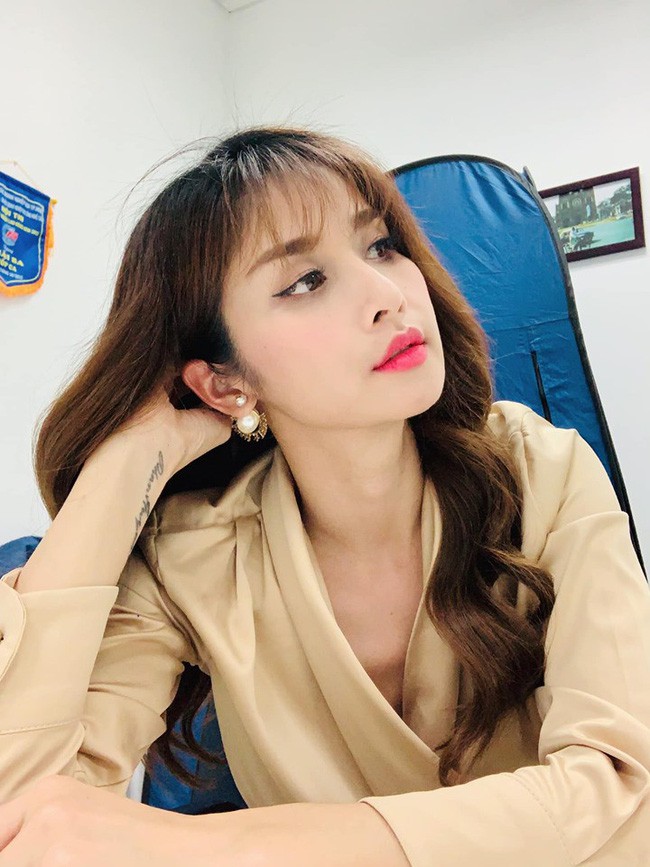 Nhan sắc mặn mòi của vợ cũ cầu thủ Phan Thanh Bình - Mỹ nhân vừa có cảnh nóng bạo liệt trong Tiếng sét trong mưa - Ảnh 11. Nhan sắc mặn mòi của vợ cũ cầu thủ Phan Thanh Bình - Mỹ nhân vừa có cảnh nóng bạo liệt trong Tiếng sét trong mưa - Ảnh 11.