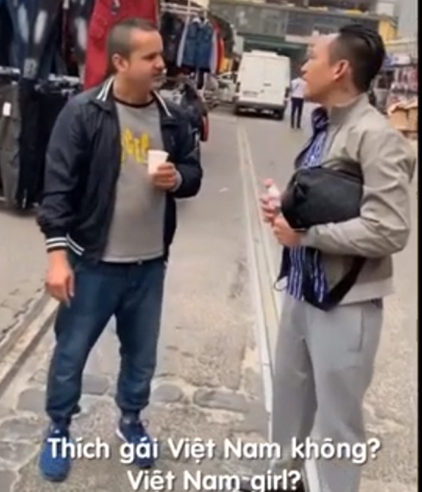 Duy Mạnh bị chỉ trích khi giới thiệu gái Việt Nam với người đàn ông nước ngoài - Ảnh 1.