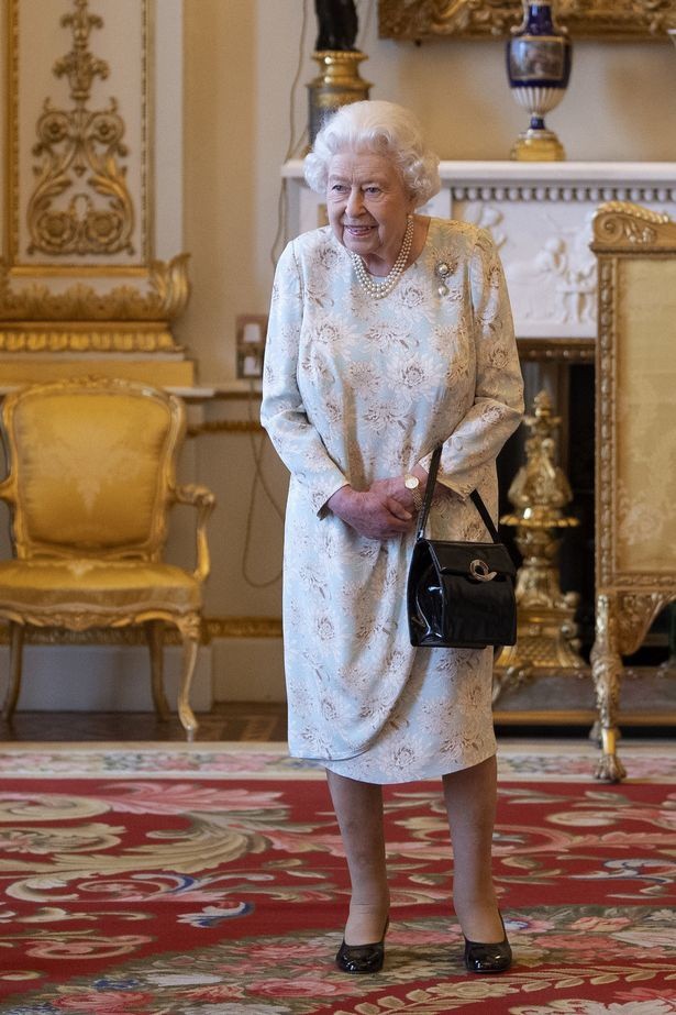 Bất ngờ với thói quen giản dị của Nữ hoàng Anh dù sống trong cung điện hơn 700 phòng - Ảnh 1.