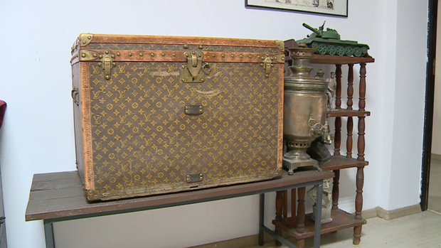 Đôi vợ chồng già dùng rương cổ Louis Vuitton giá 255 triệu đồng… đựng ngô - Ảnh 1.