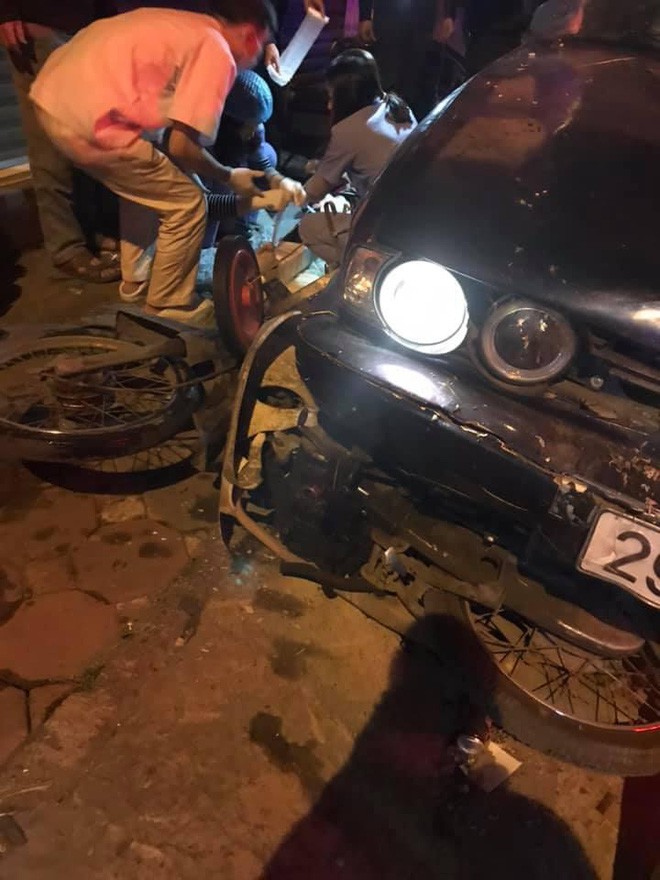 Xe BMW đâm liên hoàn trên phố Hà Nội: Các phương tiện nằm la liệt, tài xế ôm mặt thất thần - Ảnh 3. Xe BMW đâm liên hoàn trên phố Hà Nội: Các phương tiện nằm la liệt, tài xế ôm mặt thất thần - Ảnh 3.
