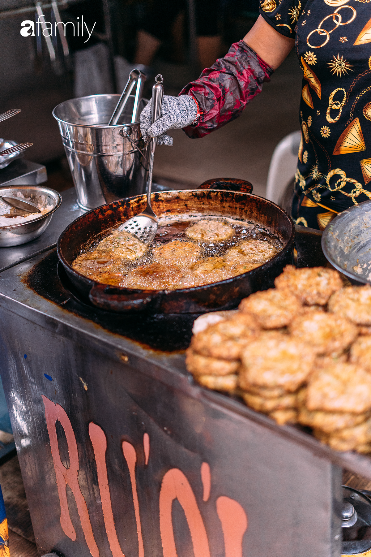 Rươi - báu vật ruộng đồng và văn hóa đi ăn rươi đi mỗi khi lạnh trời của người Hà Nội - Ảnh 24. Rươi - báu vật ruộng đồng và văn hóa đi ăn rươi đi mỗi khi lạnh trời của người Hà Nội - Ảnh 24.