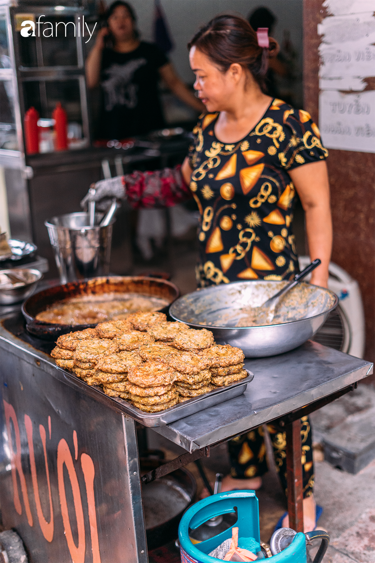 Rươi - báu vật ruộng đồng và văn hóa đi ăn rươi đi mỗi khi lạnh trời của người Hà Nội - Ảnh 25. Rươi - báu vật ruộng đồng và văn hóa đi ăn rươi đi mỗi khi lạnh trời của người Hà Nội - Ảnh 25.