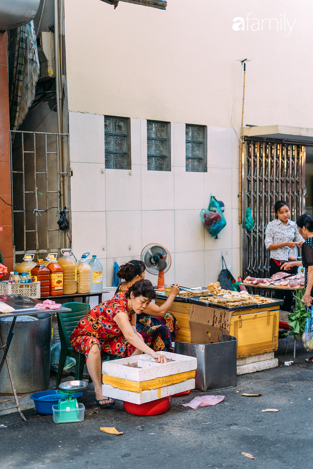 Rươi - báu vật ruộng đồng và văn hóa đi ăn rươi đi mỗi khi lạnh trời của người Hà Nội - Ảnh 6. Rươi - báu vật ruộng đồng và văn hóa đi ăn rươi đi mỗi khi lạnh trời của người Hà Nội - Ảnh 6.