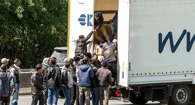Cảnh sát Bỉ phát hiện 12 di dân còn sống trong thùng đông lạnh - Ảnh 1.