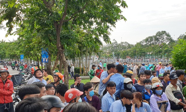Nhiều người dừng xe livestream thi thể người phụ nữ dưới kênh Nhiêu Lộc-Thị Nghè khiến giao thông hỗn loạn - Ảnh 1.