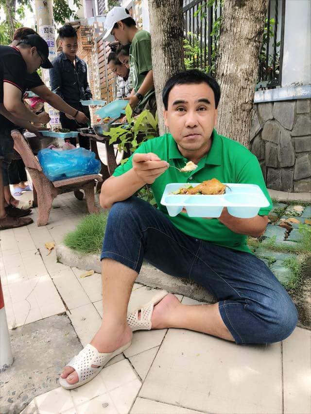 Hình ảnh MC Quyền Linh vô tư ngồi dưới đất ăn mì trong hậu trường khiến dân mạng xúc động - Ảnh 5.