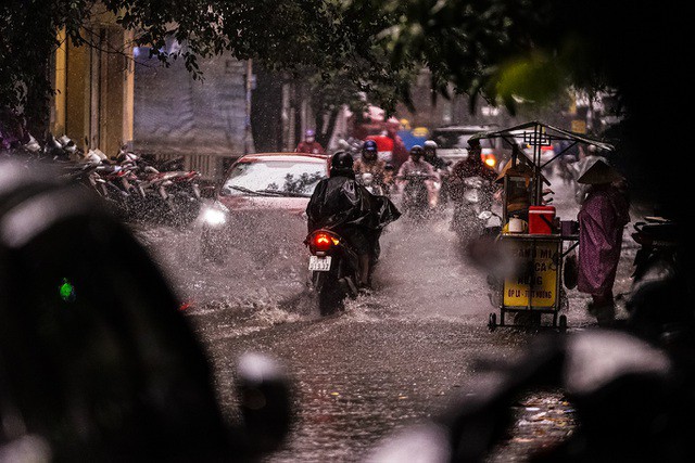  Mưa lớn, gió giật đúng giờ tan tầm, người dân chật vật tìm đường về nhà  - Ảnh 13.