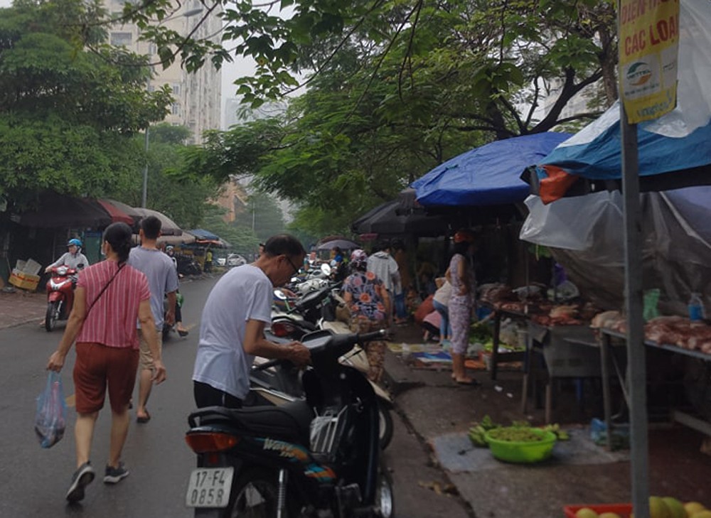 Sương mù bao phủ trong làn không khí ô nhiễm ở Hà Nội - Ảnh 7. Sương mù bao phủ trong làn không khí ô nhiễm ở Hà Nội - Ảnh 7.
