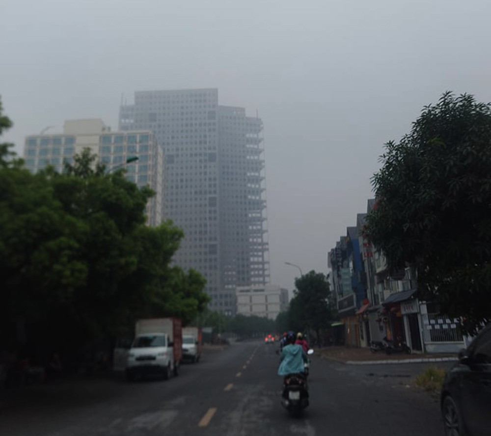 Sương mù bao phủ trong làn không khí ô nhiễm ở Hà Nội - Ảnh 8. Sương mù bao phủ trong làn không khí ô nhiễm ở Hà Nội - Ảnh 8.
