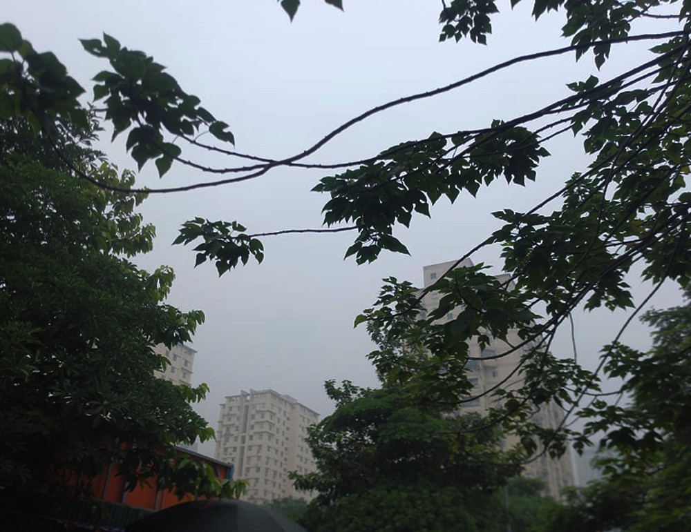 Sương mù bao phủ trong làn không khí ô nhiễm ở Hà Nội - Ảnh 9. Sương mù bao phủ trong làn không khí ô nhiễm ở Hà Nội - Ảnh 9.