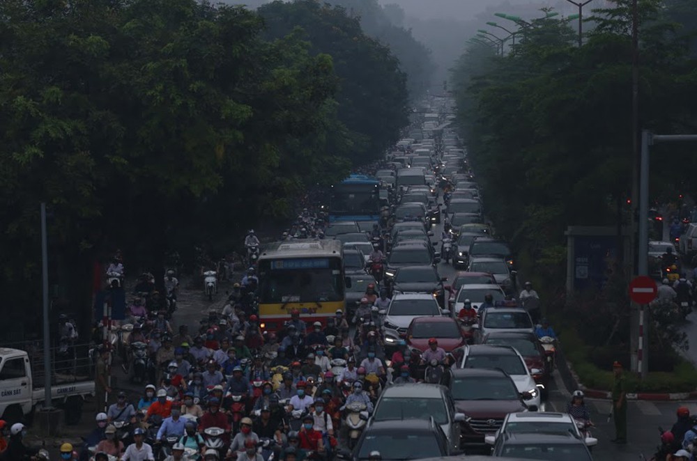 Sương mù bao phủ trong làn không khí ô nhiễm ở Hà Nội - Ảnh 3. Sương mù bao phủ trong làn không khí ô nhiễm ở Hà Nội - Ảnh 3.