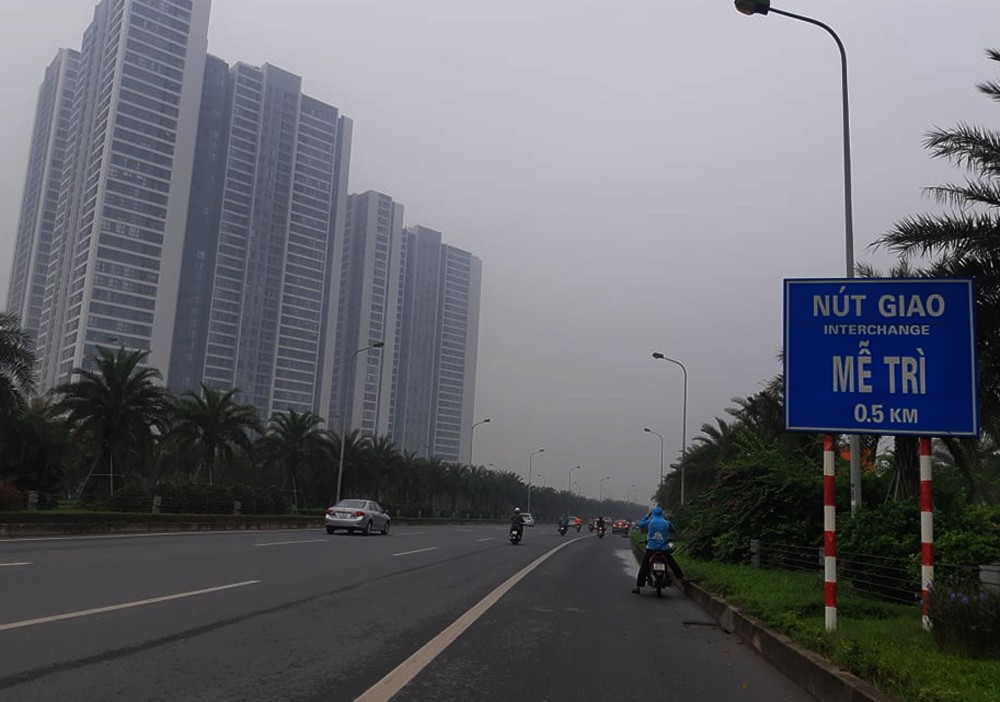 Sương mù bao phủ trong làn không khí ô nhiễm ở Hà Nội - Ảnh 4. Sương mù bao phủ trong làn không khí ô nhiễm ở Hà Nội - Ảnh 4.