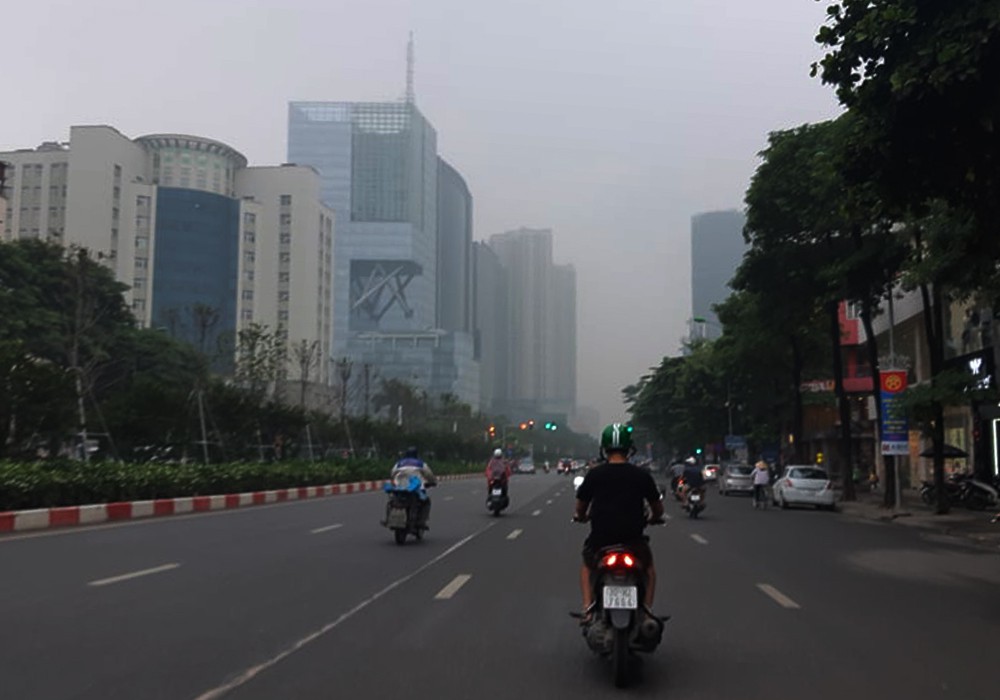 Sương mù bao phủ trong làn không khí ô nhiễm ở Hà Nội - Ảnh 5. Sương mù bao phủ trong làn không khí ô nhiễm ở Hà Nội - Ảnh 5.