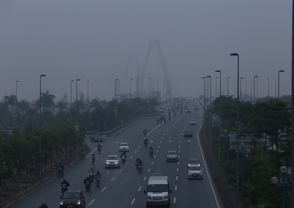 Sương mù bao phủ trong làn không khí ô nhiễm ở Hà Nội - Ảnh 6. Sương mù bao phủ trong làn không khí ô nhiễm ở Hà Nội - Ảnh 6.
