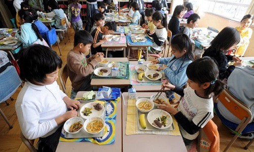 Bữa trưa trong các trường học Nhật Bản  - Ảnh 2.