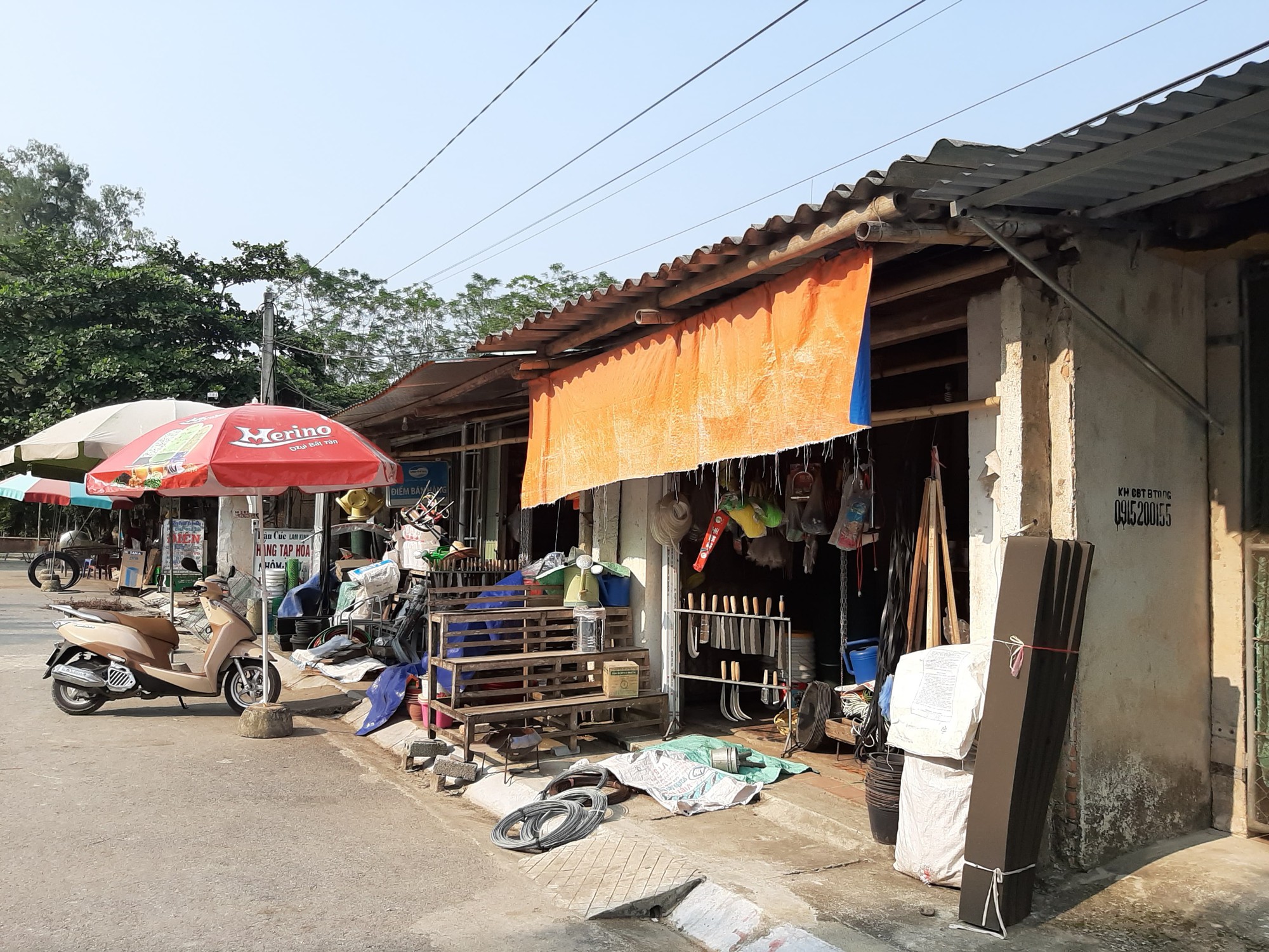 Những hình ảnh nhà cửa nhếch nhác, sập xệ trong lòng di tích Lam Kinh - Ảnh 1.