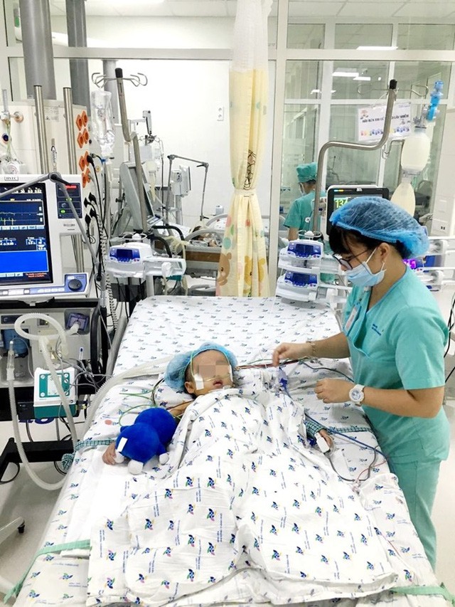 Suy hô hấp nguy kịch, bé 30 tháng được hồi sinh nhờ tim, phổi nhân tạo - Ảnh 3.