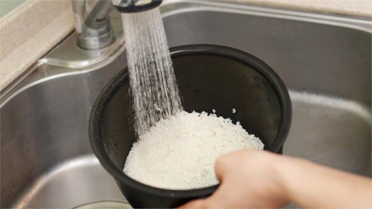 6 sai lầm khiến cơm mất hết chất dinh dưỡng khi nấu nồi cơm điện - Ảnh 1. 6 sai lầm khiến cơm mất hết chất dinh dưỡng khi nấu nồi cơm điện - Ảnh 1.