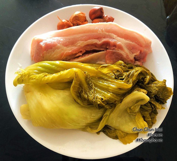  Thịt ba chỉ kho dưa cải chua khiến cơm nấu bao nhi&ecirc;u cũng hết  - Ảnh 1.
