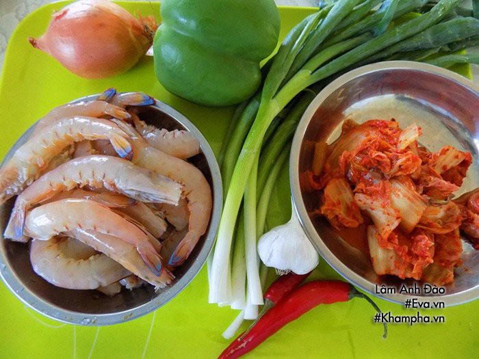 Cuối tuần lạ miệng với món tôm xào kim chi cả nhà thi nhau đòi lần sau nấu tiếp - Ảnh 1. Cuối tuần lạ miệng với món tôm xào kim chi cả nhà thi nhau đòi lần sau nấu tiếp - Ảnh 1.