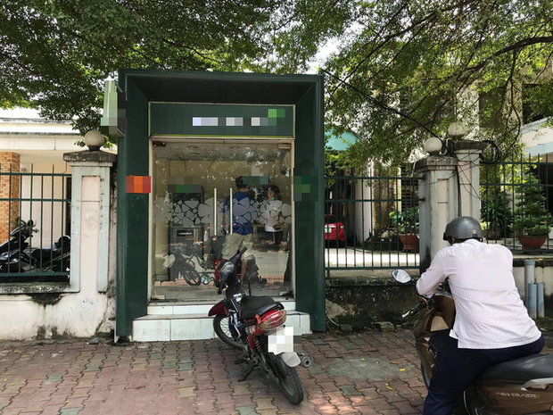 Người đàn ông phục ở cây ATM khống chế cô gái 18 tuổi rút tiền để cướp tài sản - Ảnh 1.