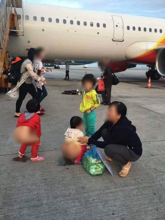 Xôn xao hình ảnh vợ chồng trẻ thản nhiên cho con đi tiểu ngay giữa lối đi tại sân bay - Ảnh 3. Xôn xao hình ảnh vợ chồng trẻ thản nhiên cho con đi tiểu ngay giữa lối đi tại sân bay - Ảnh 3.