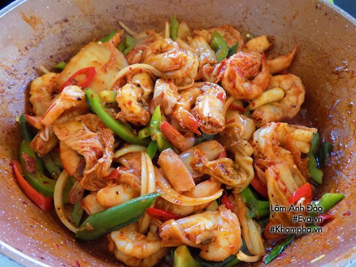 Cuối tuần lạ miệng với món tôm xào kim chi cả nhà thi nhau đòi lần sau nấu tiếp - Ảnh 5. Cuối tuần lạ miệng với món tôm xào kim chi cả nhà thi nhau đòi lần sau nấu tiếp - Ảnh 5.