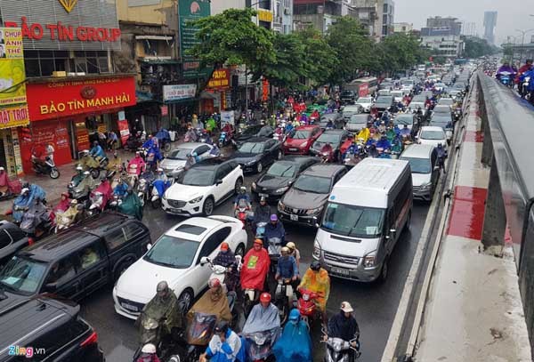 Hà Nội mưa, tắc triền miên từ sáng tới trưa - Ảnh 1.