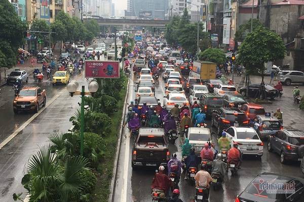 Hà Nội mưa, tắc triền miên từ sáng tới trưa - Ảnh 4.