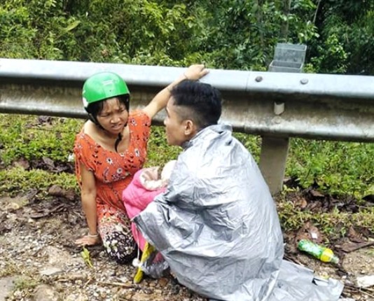 Dưới mưa tầm tã, chồng làm bà đỡ giúp vợ vượt cạn bên lề đường - Ảnh 1.