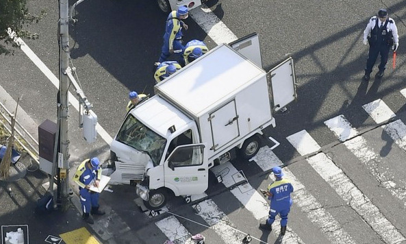 Xe tải lao vào nhóm trẻ ở Nhật Bản, nhiều người phải nhập viện - Ảnh 1.