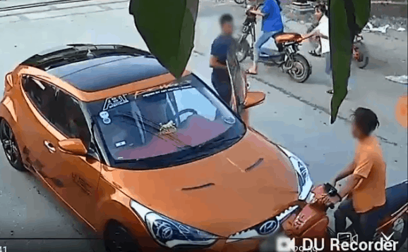 Đâm vào ô tô, nam thanh niên đi xe máy bị tài xế đấm liên tiếp vào mặt - Ảnh 2.