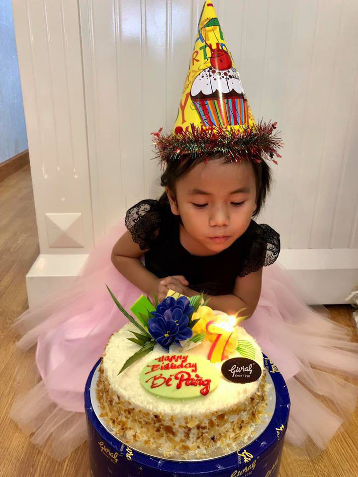 Cuộc sống của 2 em b&eacute; d&acirc;n tộc được nhận nu&ocirc;i khi mang bệnh b&acirc;y giờ ra sao? - Ảnh 8.