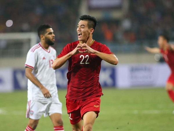 Việt Nam 1-0 UAE: Tiến Linh lập tuyệt phẩm, thầy Park đánh bại nhà Á quân World Cup - Ảnh 1.