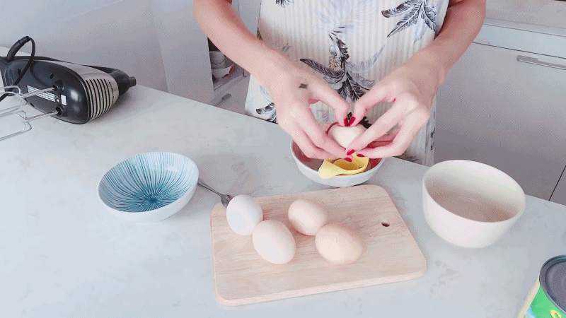 Học ca sĩ Thủy Tiên cách pha cà phê trứng chuẩn 10 ngon đẹp hết mức - Ảnh 1.