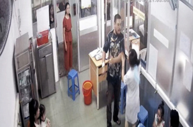 TP.HCM: Nhắc nhở bệnh nhi nhường chỗ cho người khác, nữ điều dưỡng Bệnh viện Nhi Đồng 1 bị cha cháu bé hành hung - Ảnh 3. TP.HCM: Nhắc nhở bệnh nhi nhường chỗ cho người khác, nữ điều dưỡng Bệnh viện Nhi Đồng 1 bị cha cháu bé hành hung - Ảnh 3.