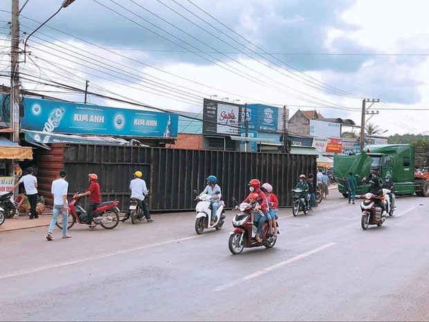 Kinh hoàng thùng container văng xuống đường làm 2 người thương vong, người thân khóc nghẹn tại hiện trường - Ảnh 1.